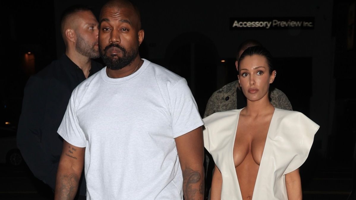 Bianca Censori a její vražedný výstřih: Kanye West kontroloval, zda je správně vidět vše, co má být vidět
